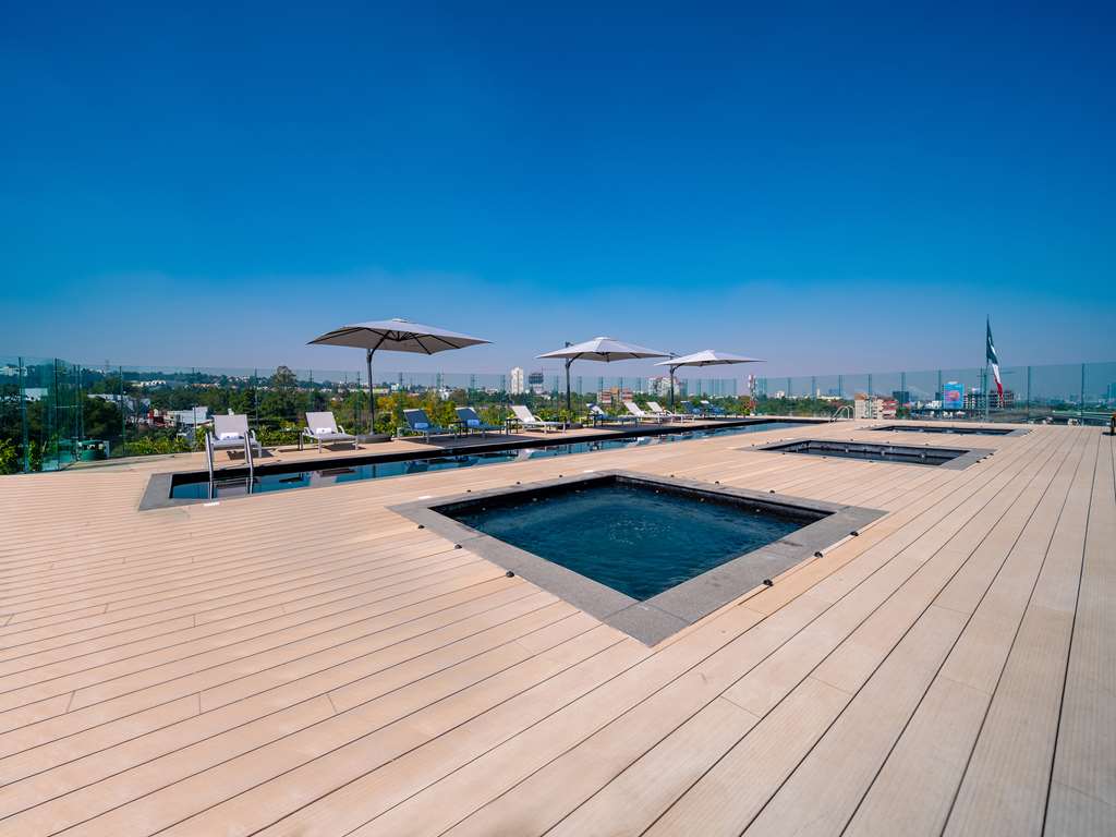 ROOF POOL