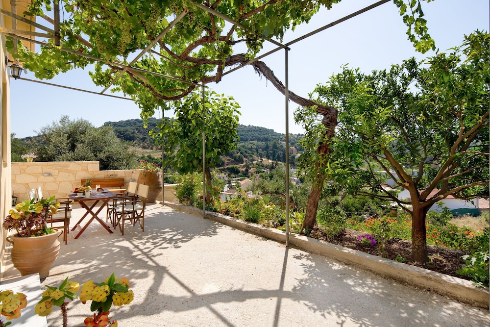 Casa Alta with mountain views — 4-Star Luxury Hotel in Gerani, Greece