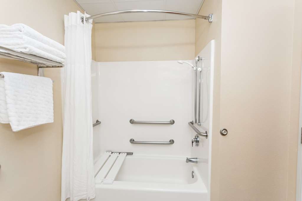 Days Inn & Suites by Wyndham Savannah North I 95 - photo 11