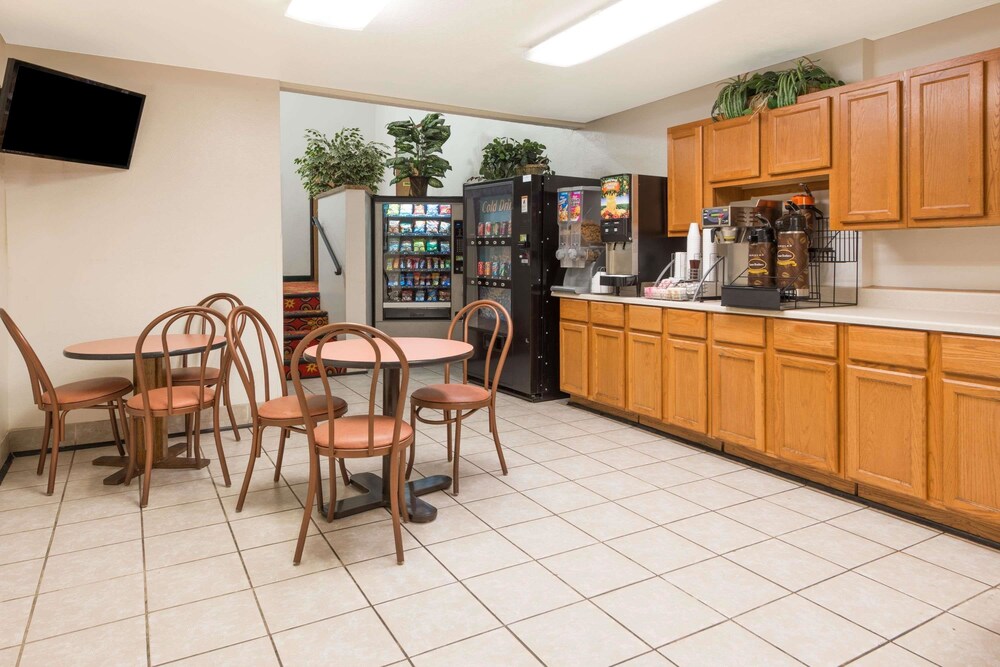 Super 8 by Wyndham Bridgeton Arpt St Louis Area - photo 16