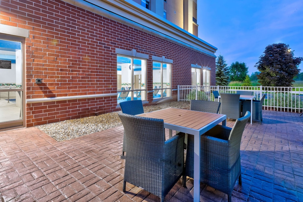 Hampton Inn & Suites Flint Grand Blanc - photo 34