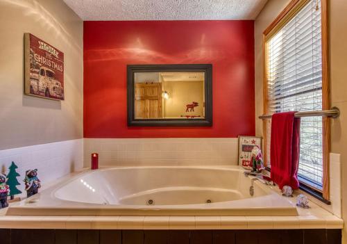 Santas Lakehouse On the Lake Arcade Game Hot Tub 560 FREE tickets each paid day - photo 13