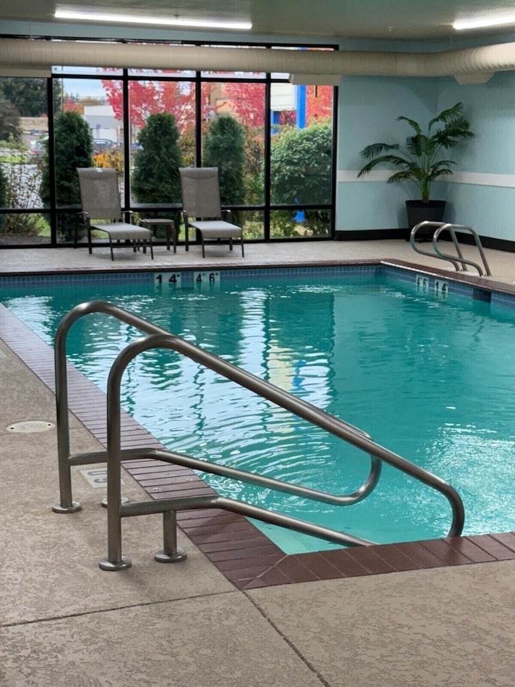 Evergreen Inn and Suites - photo 22
