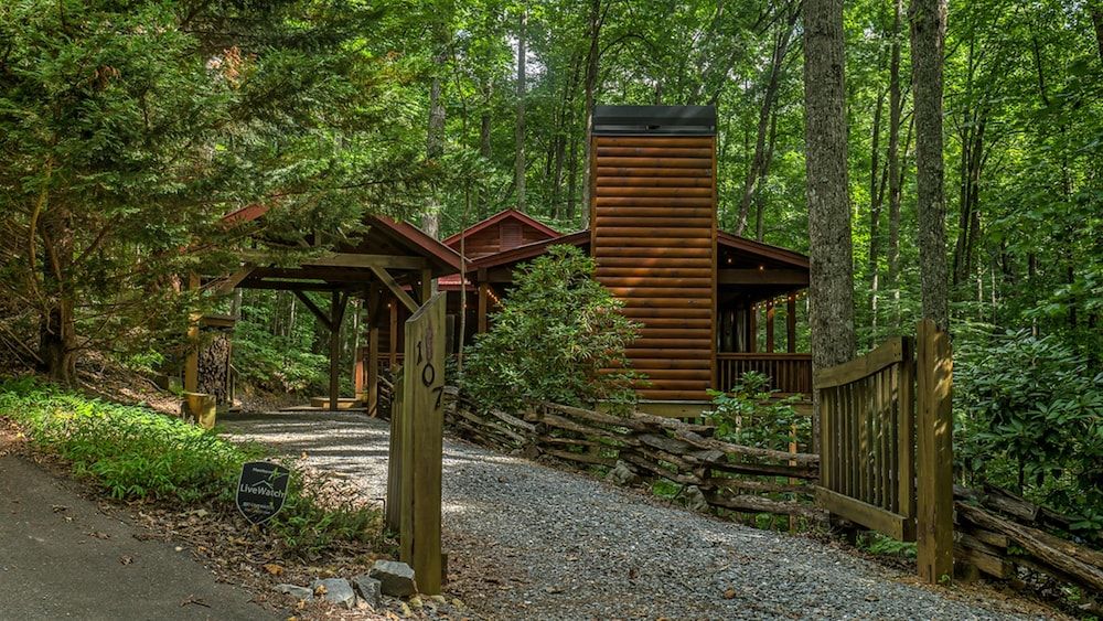 Broken Arrow - last minute hotel in Blue Ridge