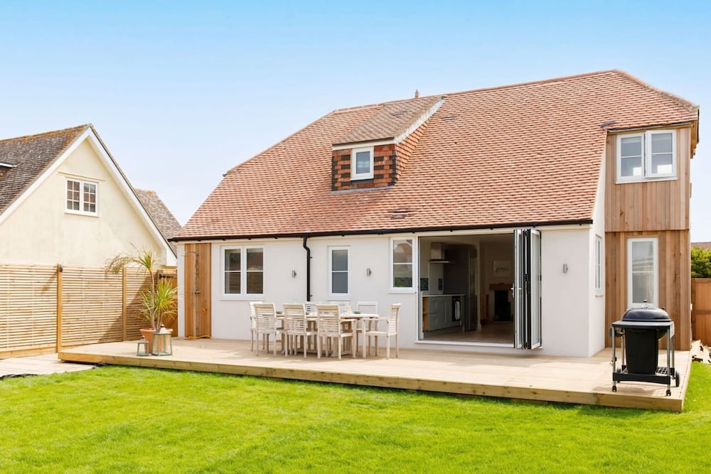Mariners: Stylish Beachside Getaway with Sea Views — 4-Star Luxury Hotel in East Wittering, United Kingdom