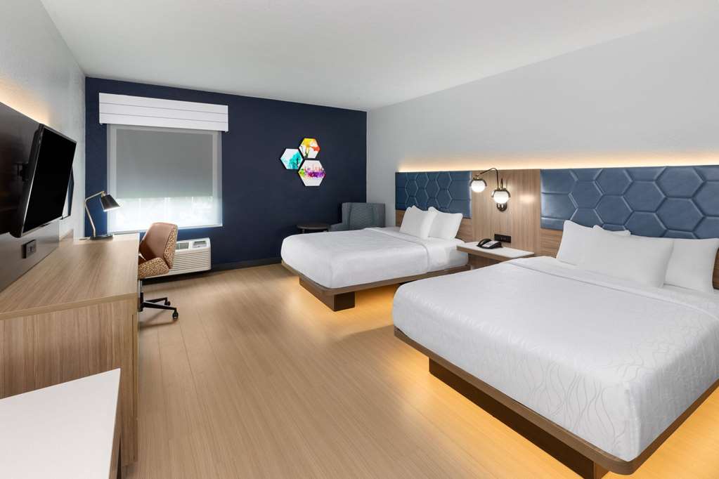 La Quinta Inn & Suites by Wyndham San Antonio Northwest - photo 33