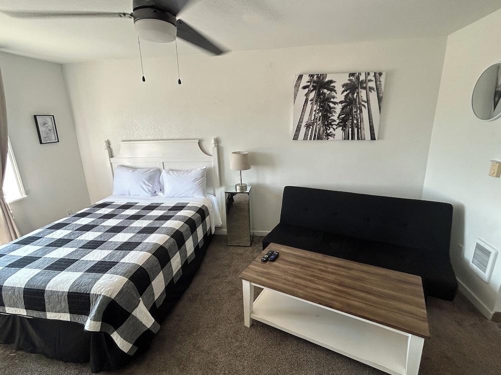 Newport Bay Motel - photo 16