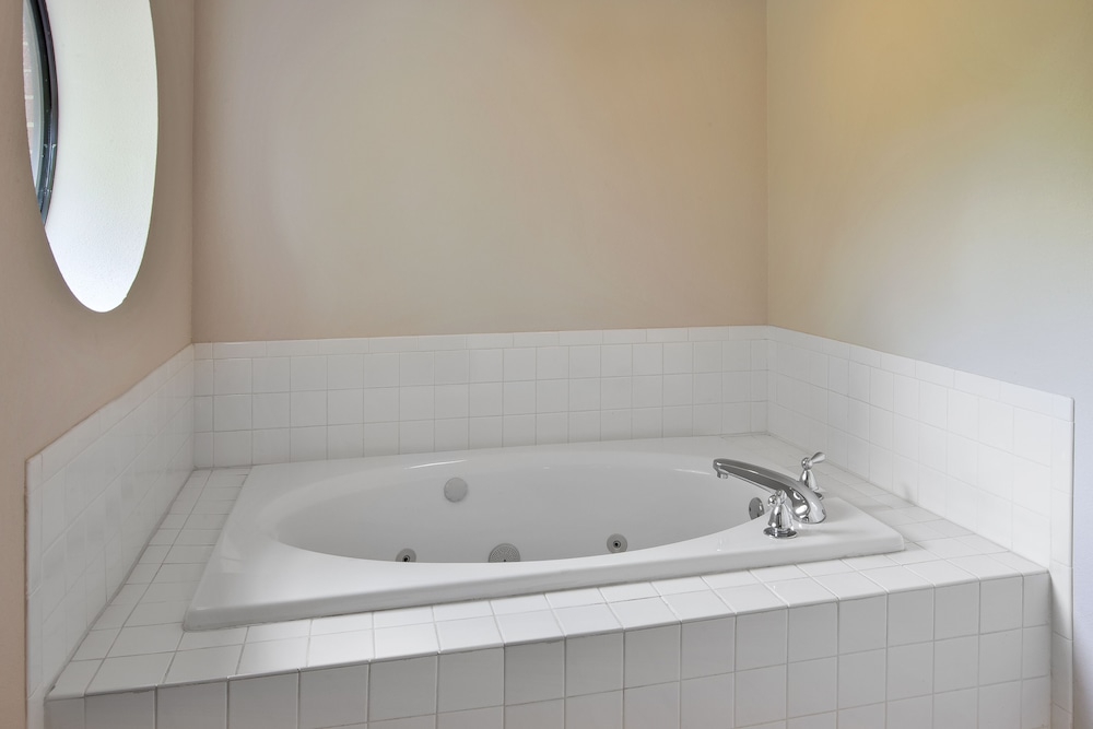 Holiday Inn Express & Suites Milford by IHG - photo 17