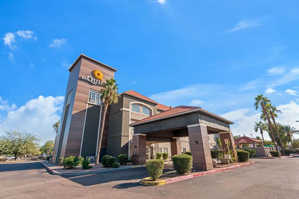 La Quinta Inn & Suites by Wyndham Phoenix I 10 West - photo 3