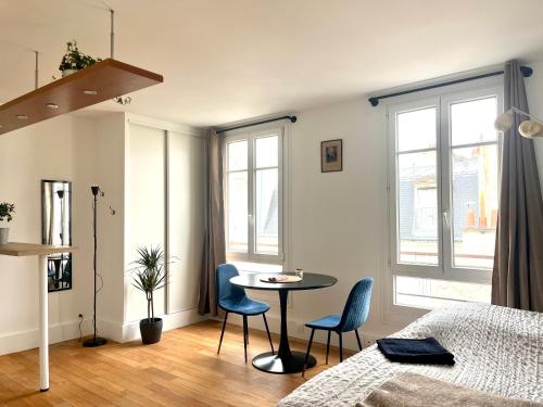 Eiffel Tower Cosy Studio
