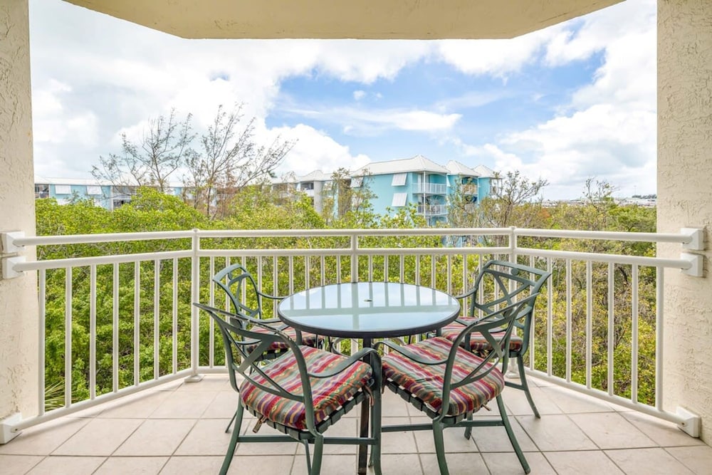 Tortuga Suite at Sunrise Suites Resort Heated Pool Hot Tub & Free Parking - photo 3