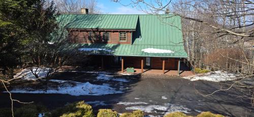 Coopers Run Five Bedroom Log Home with Hot Tub Pool Table and Views — 4-Star Luxury Hotel in Mchenry, United States