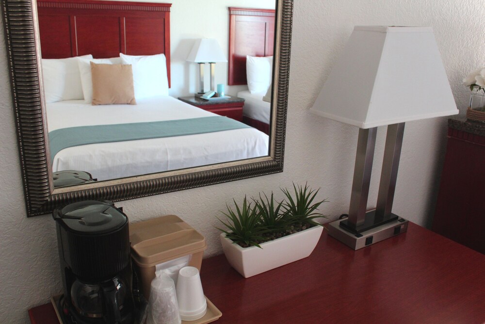 Pacific Inn and Suites - photo 16