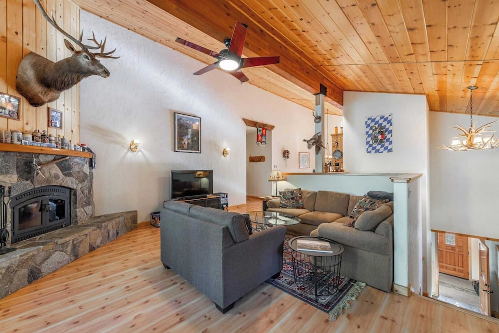 Wolf's Lair by Avantstay Swiss Chalet w Private Hot Tub & Access to Northstar Resort Community - photo 9