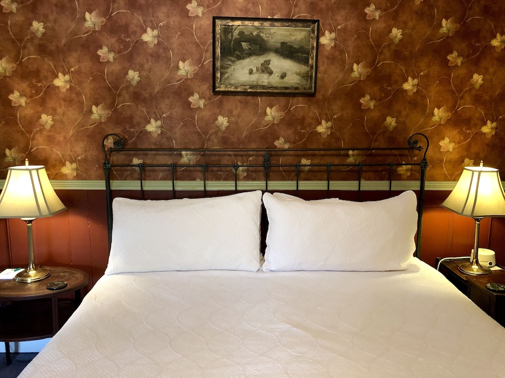 Rogues Harbor Inn - photo 10