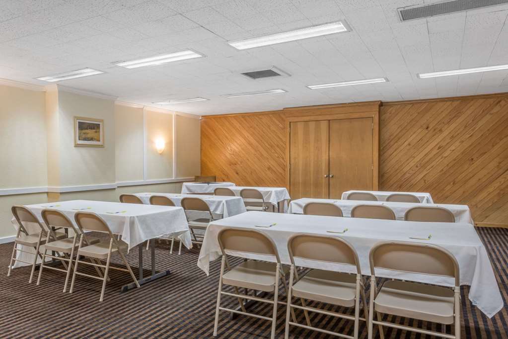 Days Inn by Wyndham Pensacola Historic Downtown - photo 21