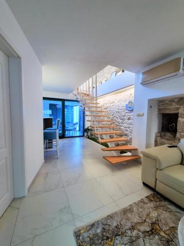 Villa Elena — 4-Star Luxury Hotel in Tisno, Croatia