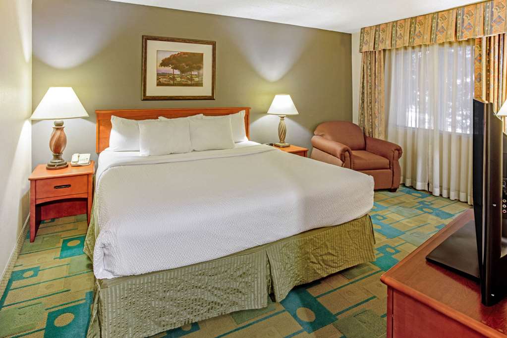 La Quinta Inn & Suites by Wyndham Appleton College Avenue - photo 17