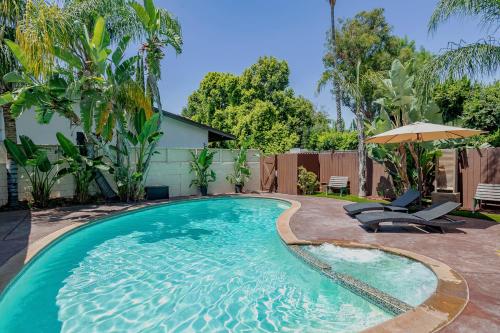 Cozy Home with Pool and Jacuzzi Minutes from Universal Studios — 4-Star Luxury Hotel in Los Angeles, United States