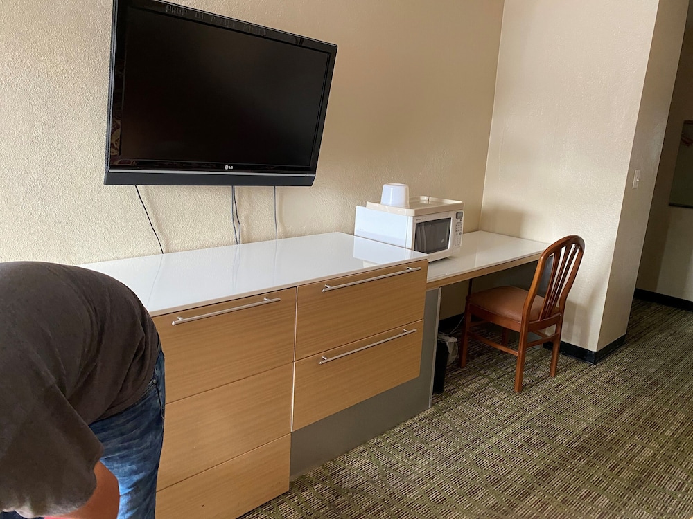 Pacific Express Inn - photo 3