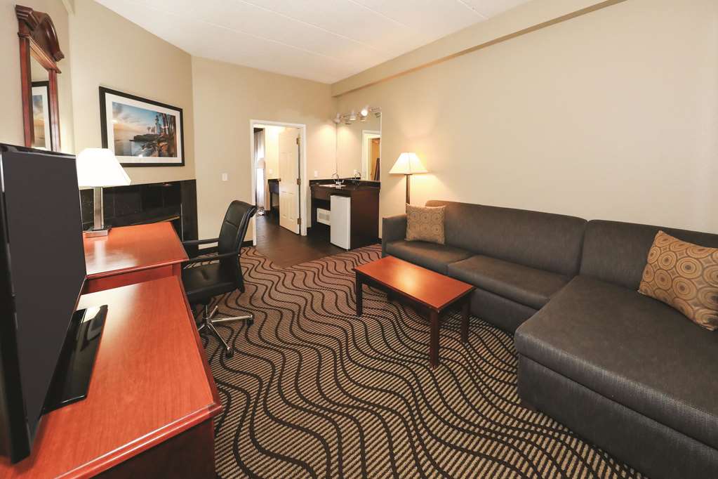 La Quinta Inn by Wyndham Sandusky near Cedar Point - photo 15