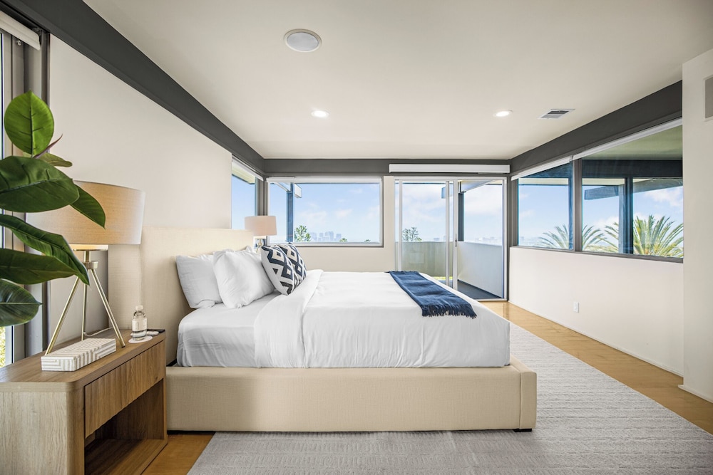 Solara Point Sunset to Skyline With Pool & Epic Views — Beverly Hills — photo 4