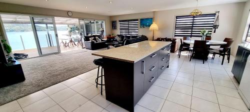 Waterfront Location holiday accommodation — Raglan — photo 5