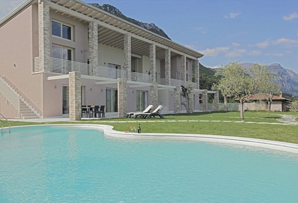 446QA Tonni Danilo Little Paradise 3 — 4-Star Luxury Hotel in Toscolano Maderno, Italy