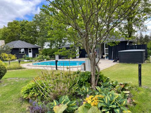 Aneks i rolige omgivelser adgang til pool og sauna — hotel near Midtjyllands Airport / Air Base Karup
