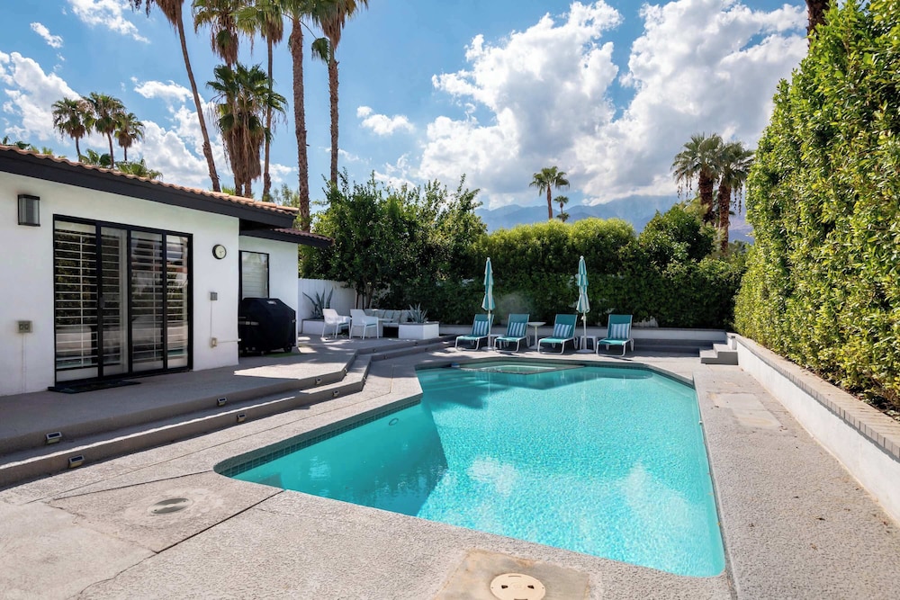 Sonora Charmer Private Pool w Mountain Views in Palm Springs, United States