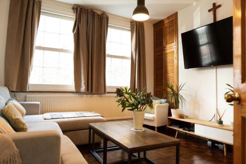 Hampstead 19th Century Village Cottage Pass the Keys — 4-Star Luxury Hotel in London, United Kingdom