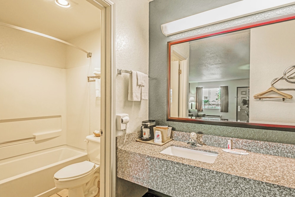 Hill Country Inn & Suites New Braunfels Gruene - photo 12