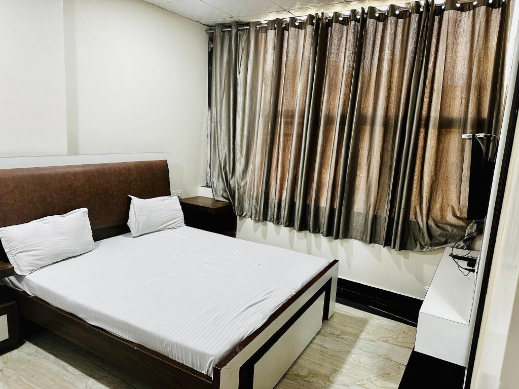Grover international hotel in Bathinda, India
