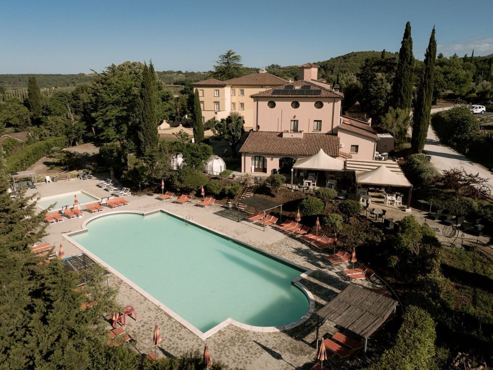 Borgo San Martino Club Resort - carbon neutral hotel in Riparbella
