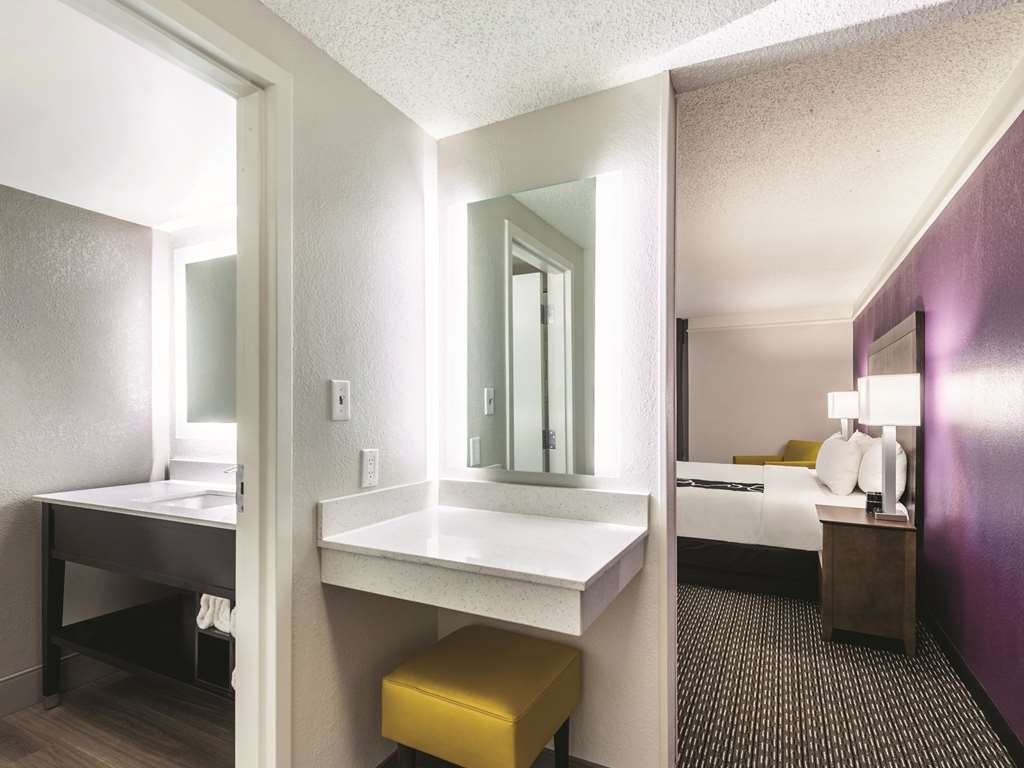 La Quinta Inn & Suites by Wyndham Cincinnati Sharonville - photo 36