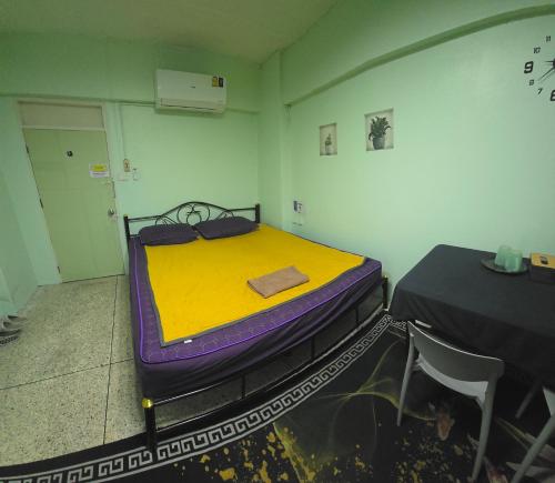 Spacious Studio with Private kitchen near Skytrain