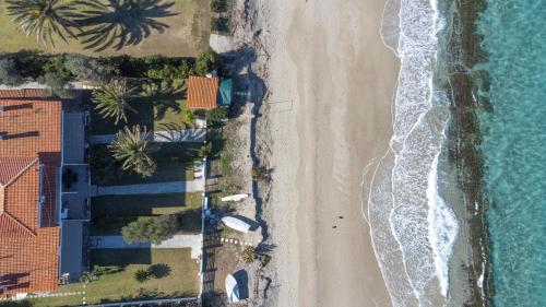 Kapa Maisonette Beachfront 3 min walk to Mamalouka — 4-Star Luxury Hotel in Pefkochori, Greece