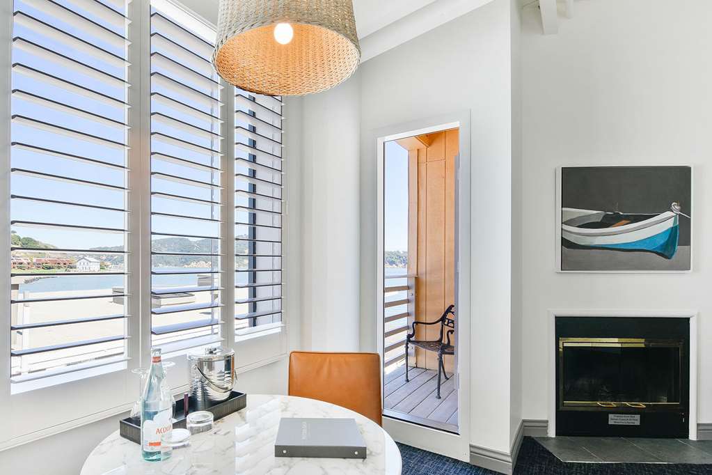 Waters Edge Hotel - photo 16