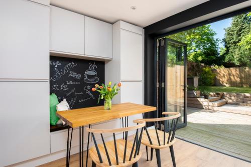 2 bed house close to Town Centre — 4-Star Luxury Hotel in Bracknell, United Kingdom