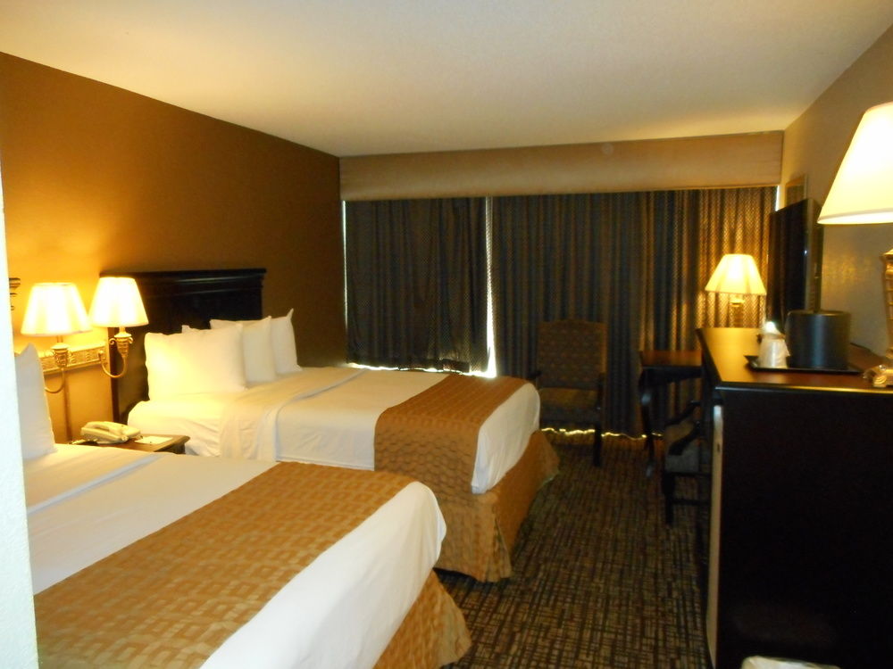 Clarion Inn & Suites By Hampton Convention Center - photo 7