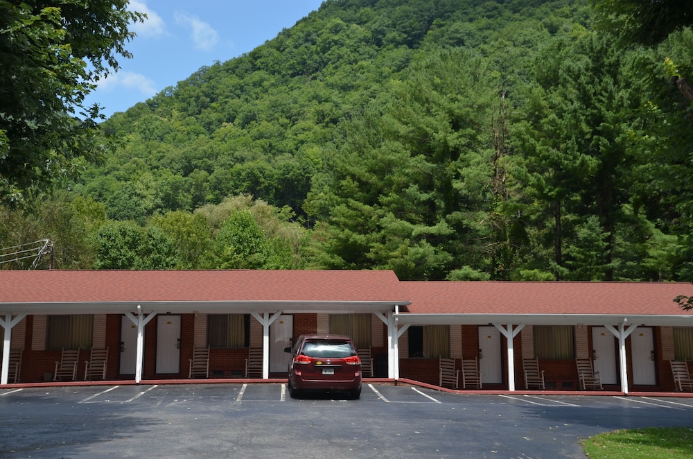 Travelowe's Motel - photo 45