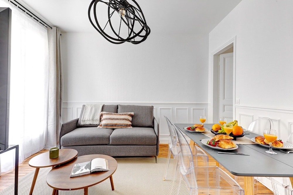 Chic 1BR by Eiffel Tower & Champ de Mars - carbon neutral hotel in Paris
