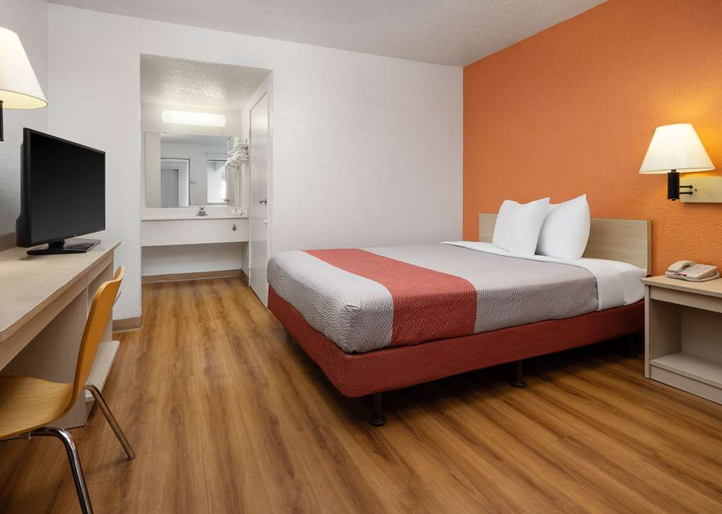 Motel 6 Buena Park CA Knotts Berry Farm Disneyland - photo 14