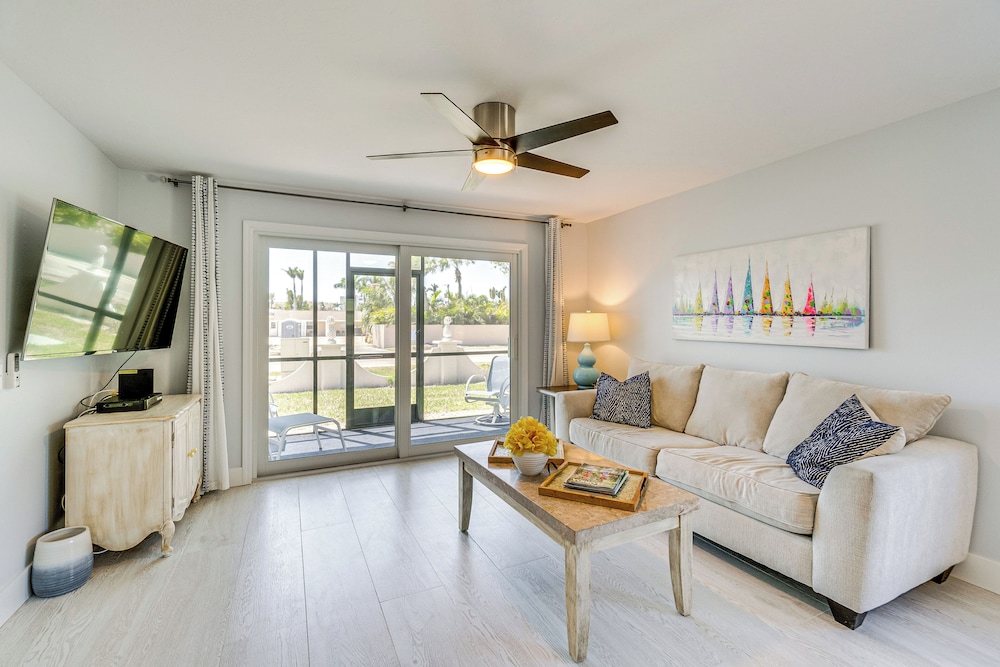 Walk To Beach Condo with Pool And Patio in Sarasota — 4-Star Luxury Hotel in Siesta Key, United States