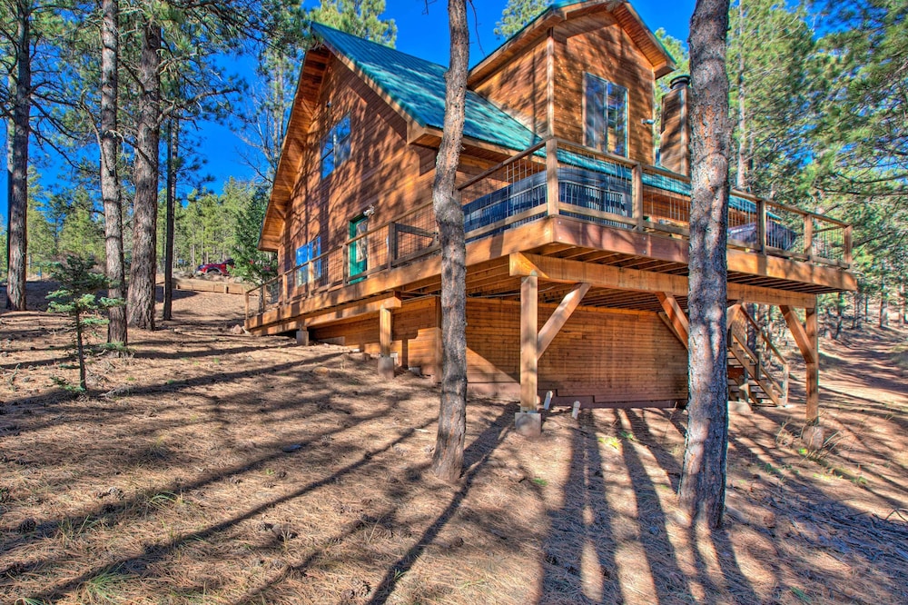 Family Cabin with Hot Tub 1 Mi to Angel Fire Resort in Angel Fire, United States