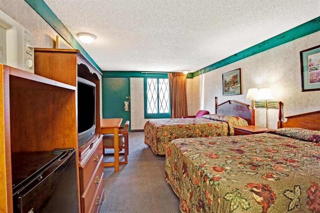 Monroe Knights Inn - photo 8