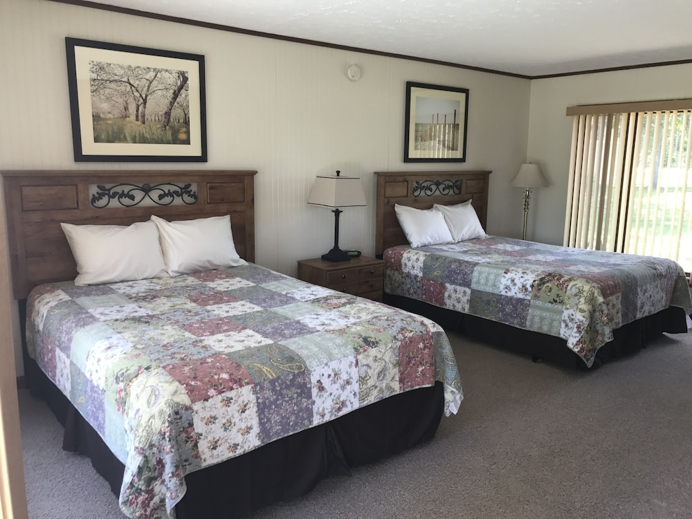 M 22 Inn Suttons Bay - photo 2