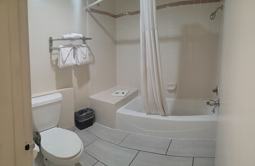 Mission Inn and Suites - photo 25