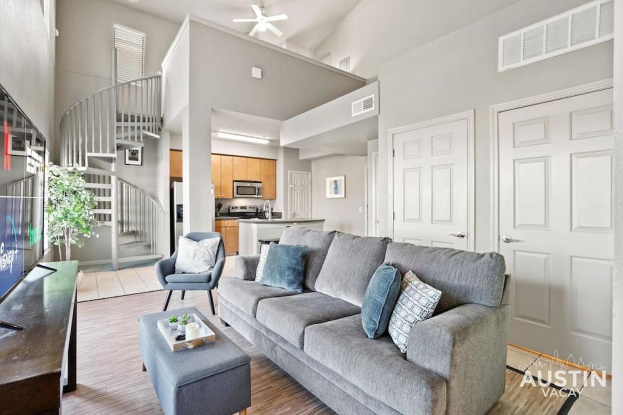 Balcony Skyline View Spiral Staircase Near UT — 4-Star Luxury Hotel in Austin, United States