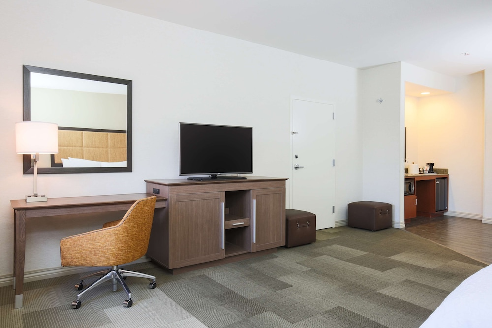 Hampton Inn And Suites Camarillo - photo 18
